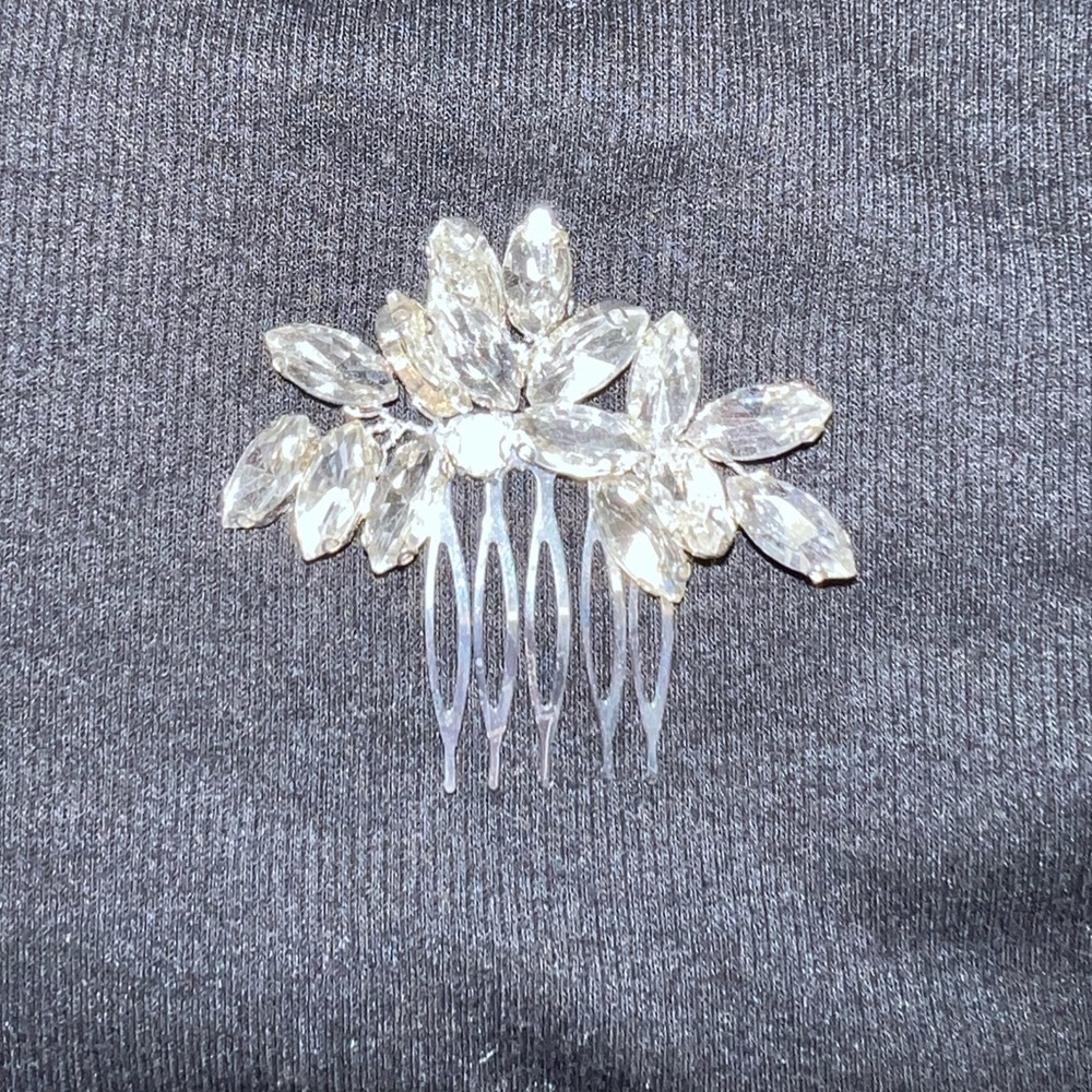 Elegant rhinestone hair clip